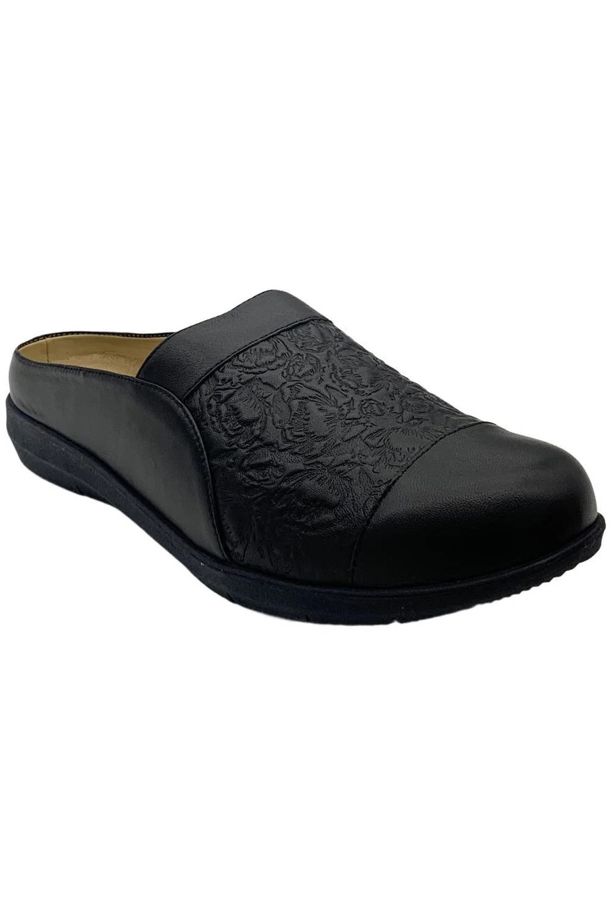 ARRAY Women's Bree Clog Black - Wide